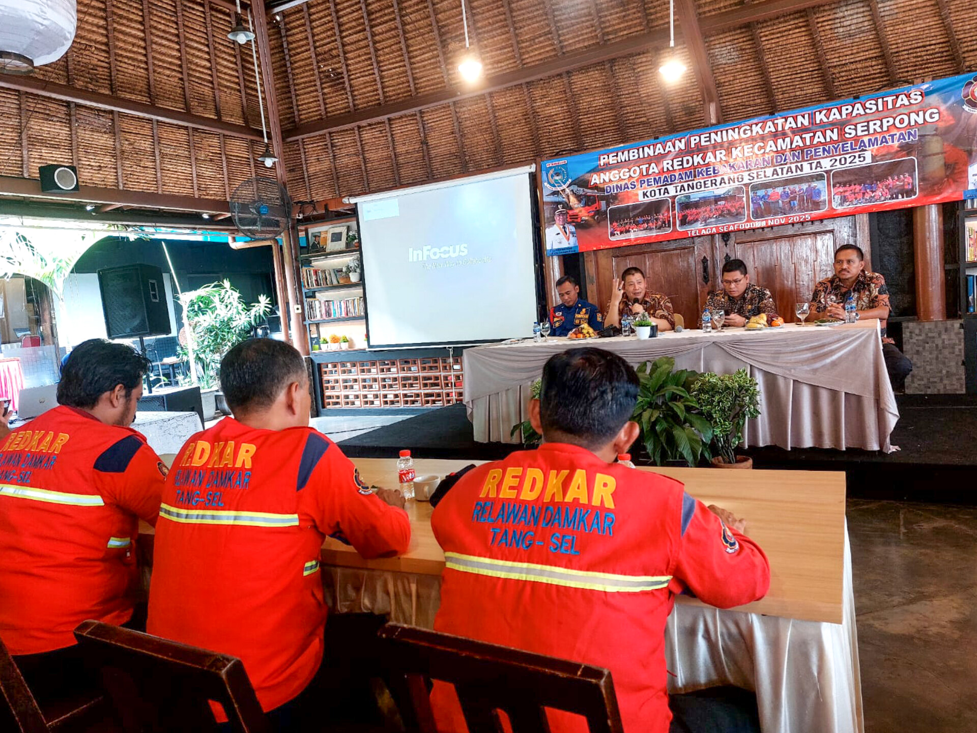 Dinas Pemadam Kebakaran dan Penyelamatan Kota Tangsel menggelar pelatihan dan peningkatan kapasitas pasukan Redkar di Serpong Utara, Kamis (20/11). (tangselpos.id/rmn)