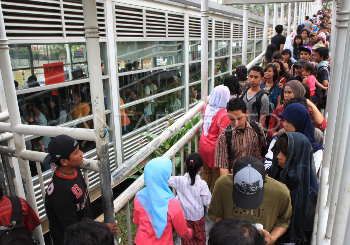 Antrian calon penumpang Transjakarta. Foto : Ist