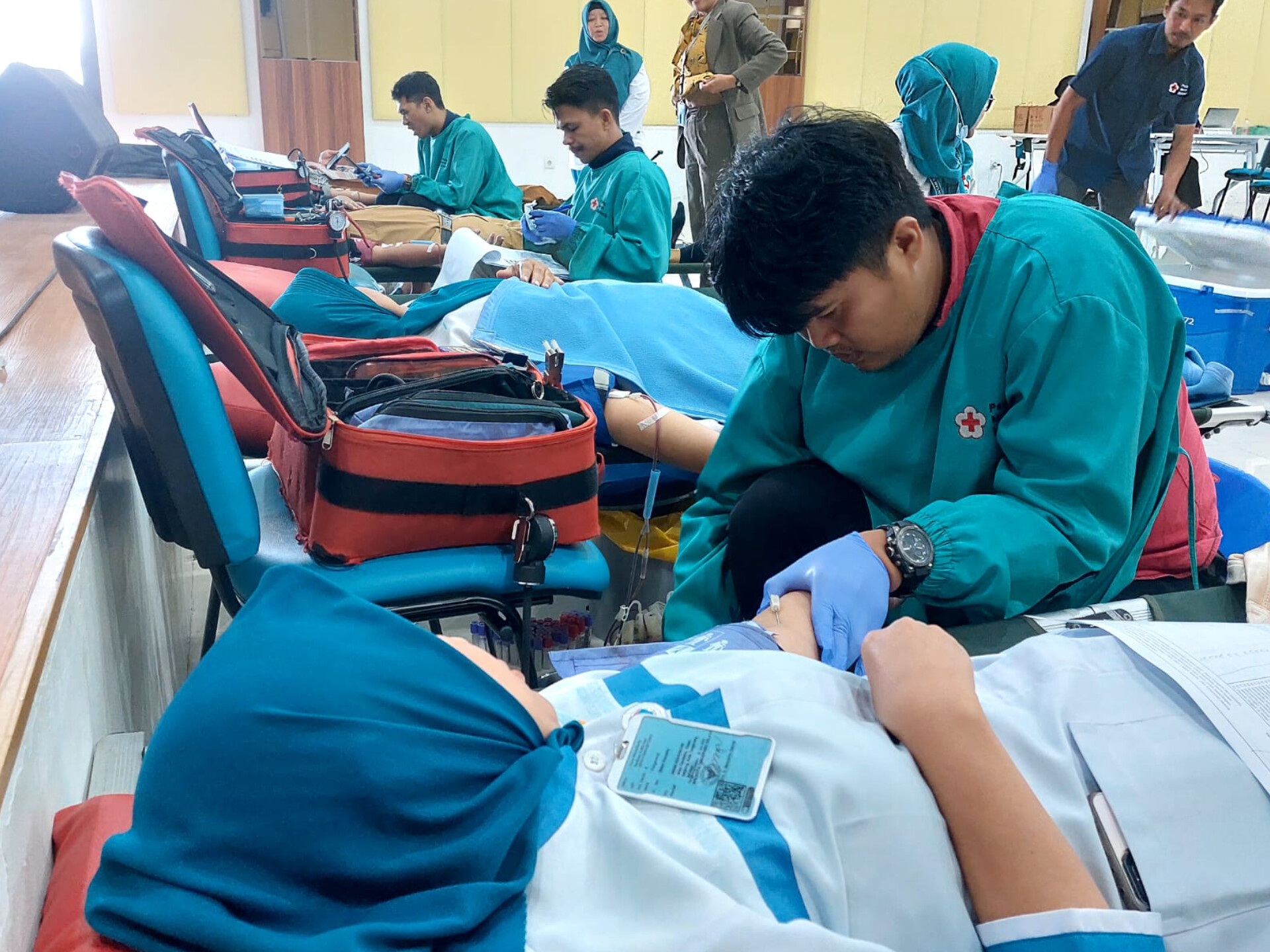 Sejumlah pendonor saat mendonorkan darahnya di RSU Tangsel, Senin (3/11). (tangselpos.id/rmn)