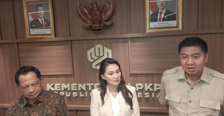 Menteri PKP Maruarar Sirait bersama Menteri Dalam Negeri Tito Karnavian dan Gubernur Maluku Utara Sherly Tjoanda Laos, di Jakarta. Foto : Ist