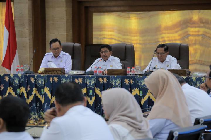 Wali Kota Tangerang, Sachrudin, tampak sedang memberikan arahan di kegiatan Capacity Building TPID Kota Tangerang 2025, yang berlangsung di Ruang Akhlakul Karimah, Pusat Pemerintahan Kota (Puspemkot) Tangerang pada Rabu (26/11).