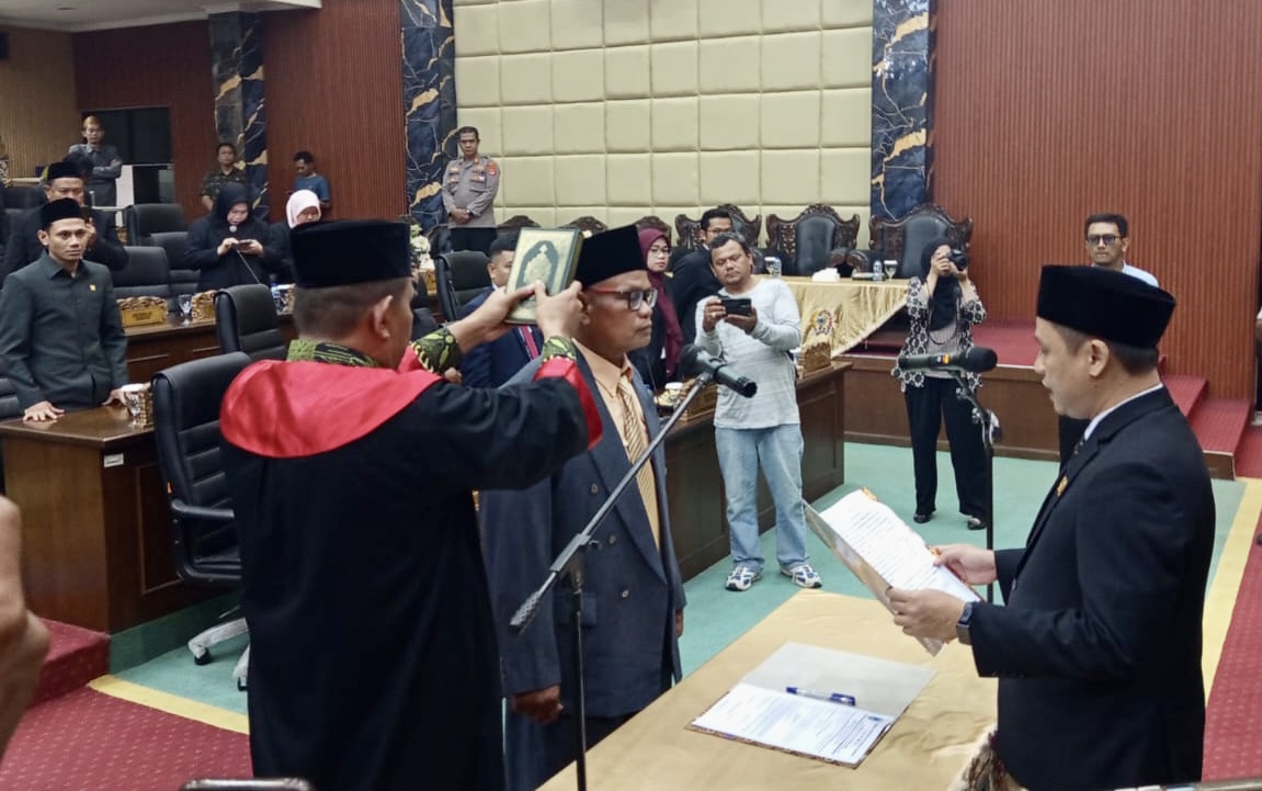 Ketua DPRD Pandeglang, Tb Agus Khatibul Umam, sedang melantik mantan PNS guru Junaedi jadi Anggota DPRD Pandeglang, di Ruang Paripurna DPRD Pandeglang, Kamis (20/11).
