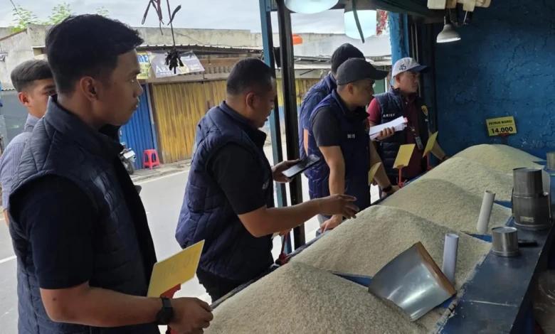 Satuan Reserse Kriminal (Sat Reskrim) Polres Tangerang Selatan (Tangsel) yang tergabung dalam Satgas Pengendalian Harga Beras  di Serpong, Selasa (11/11).