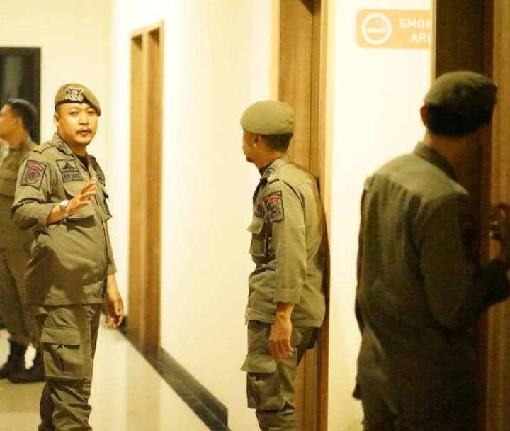 Petugas Satpol PP Kota Tangerang menyisir hotel dalam kegiatan razia di sejumlah tempat penginapan.