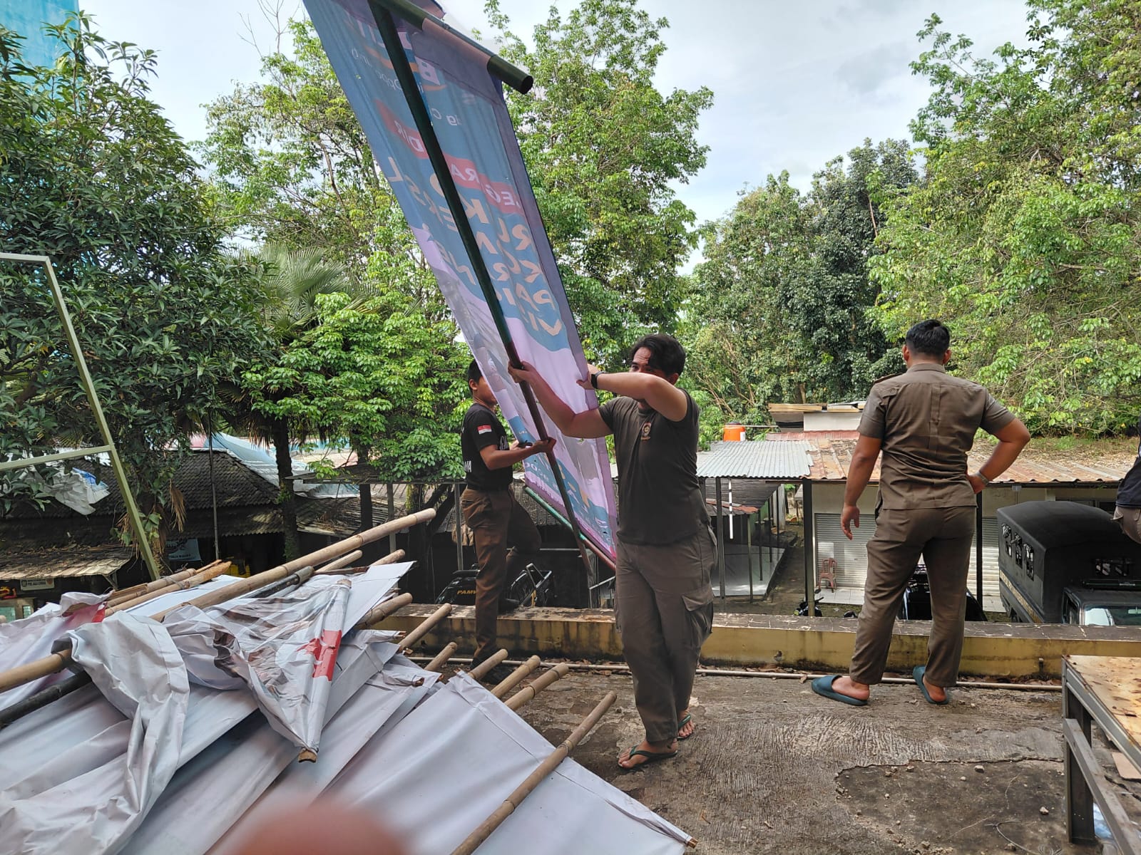 Satuan Polisi Pamong Praja (Satpol PP) Kota Tangerang Selatan kembali menertibkan puluhan reklame ilegal. (Ist)
