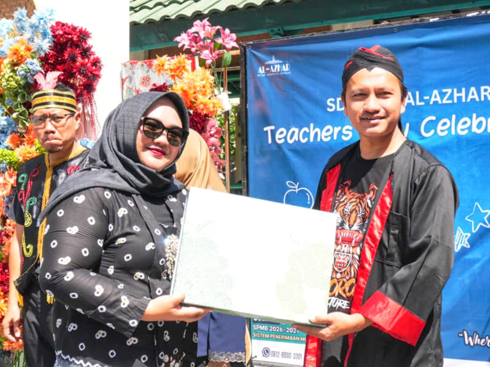 Ketua BKOMS menyerahkan bingkisan apresiasi kepada Kepala SD Islam Al Azhar BSD pada peringatan Hari Guru Nasional 2025, Selasa (25/11/2025). (tangselpos.id/lim)