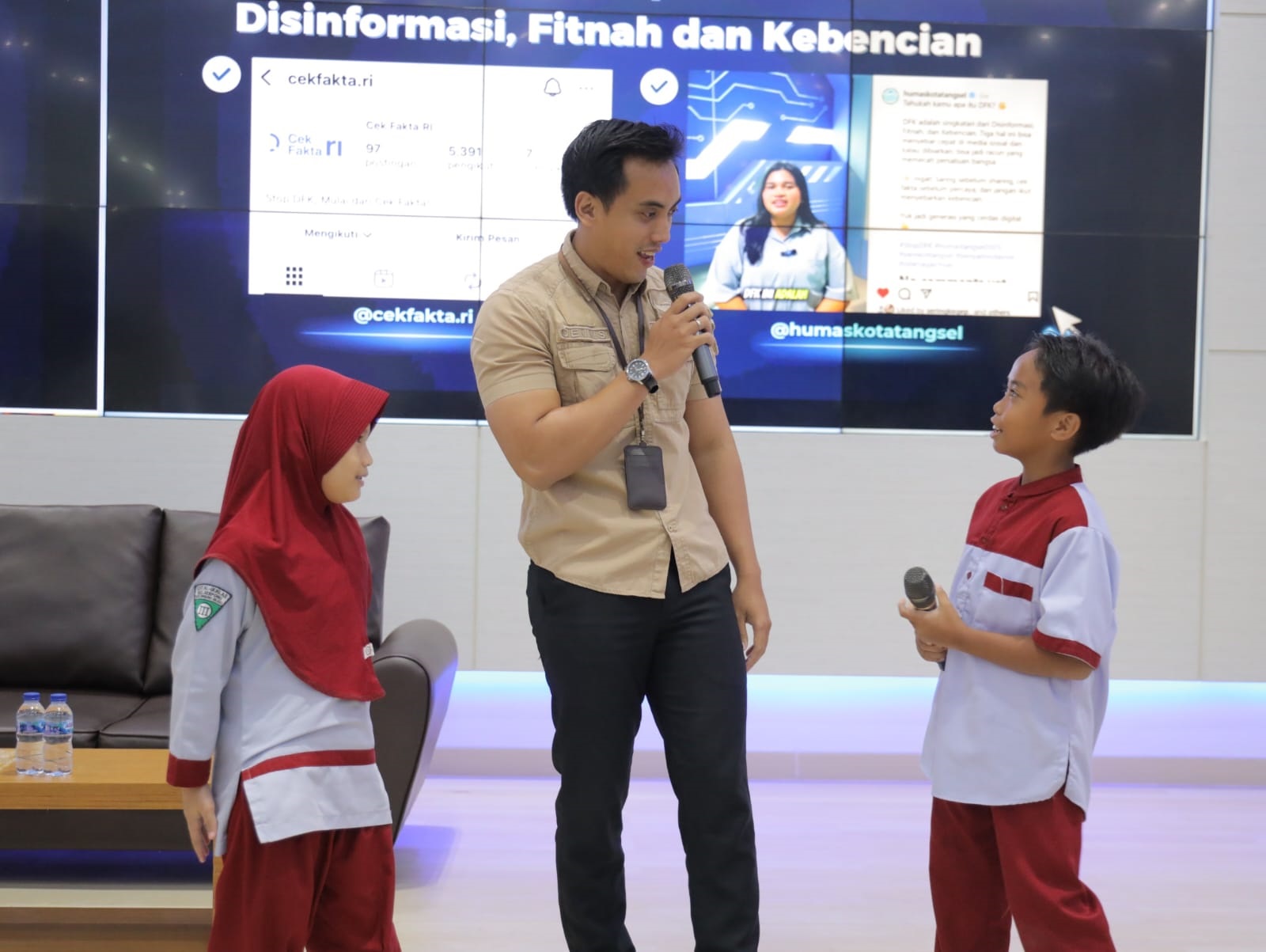 SISWA. Diskominfo Tangsel saat memberikan materi edukasi ke siswa SDIT Al-Ikhlas di Puspemkot Tangsel.