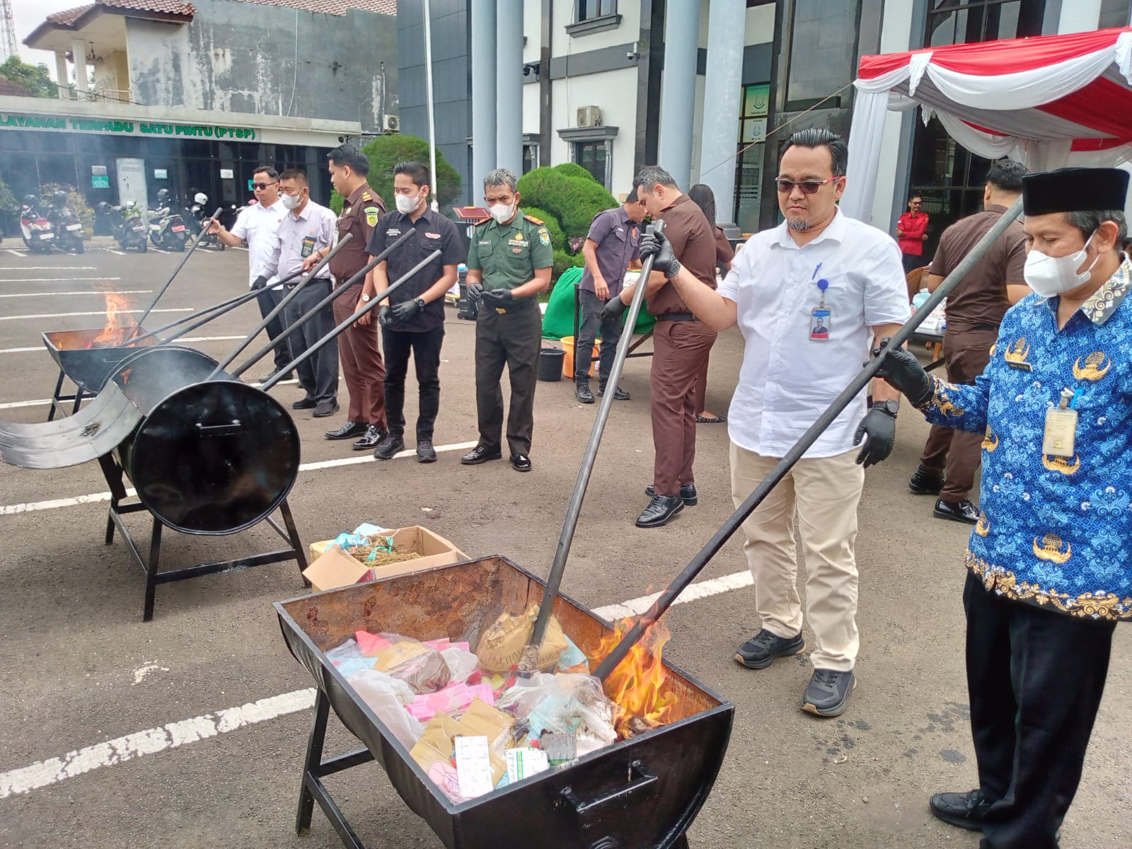 Kejaksaan Negeri (Kejari) Pandeglang memusnahkan ribuan barang bukti dari 54 perkara tindak pidana umum yang sudah mendapatkan kekuatan hukum atau inkrah, Rabu (26/11/2025).(Ari Supriadi/tangselpos.id)