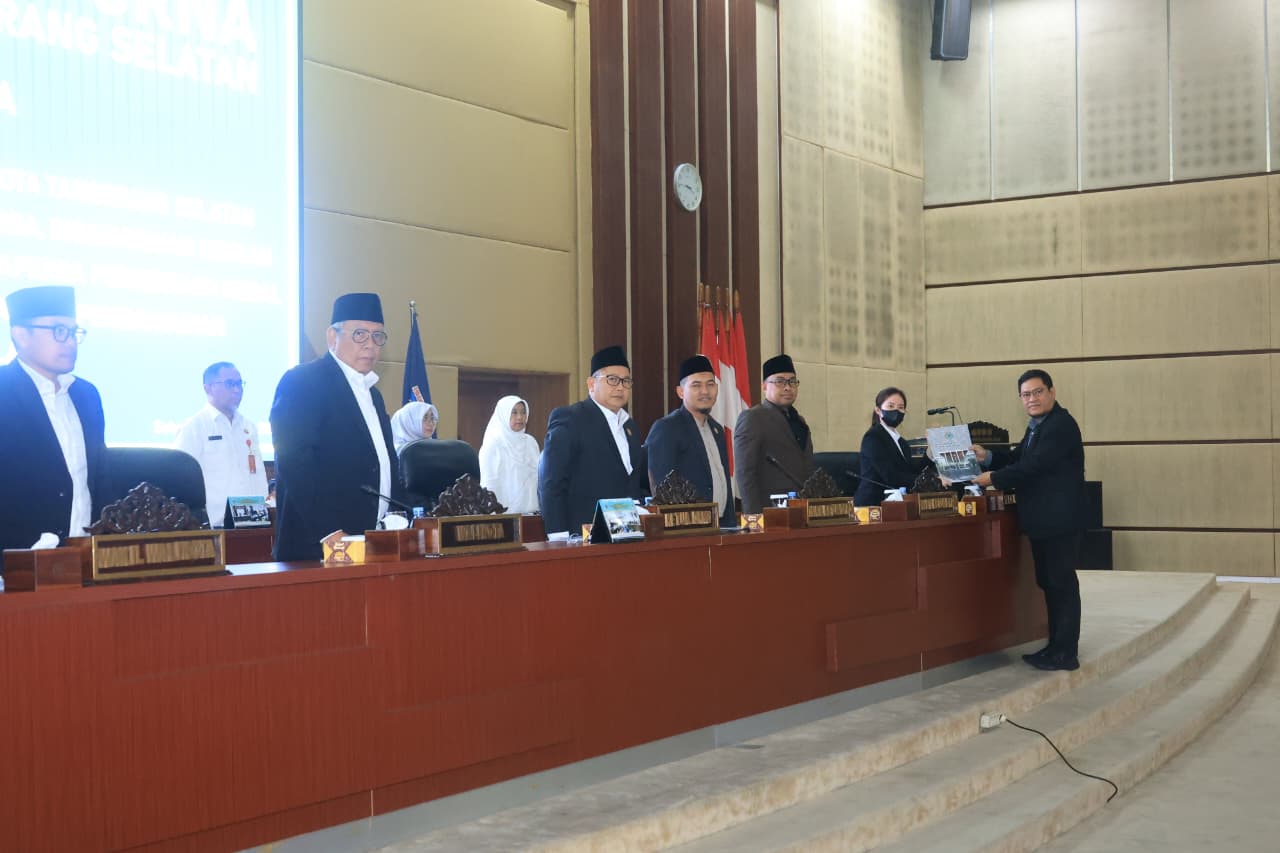 DPRD Kota Tangsel bersama Pemkot Tangsel sahkan Raperda Pengolaan Pasar Rakyat, dalam paripurna Rabu (19/11).