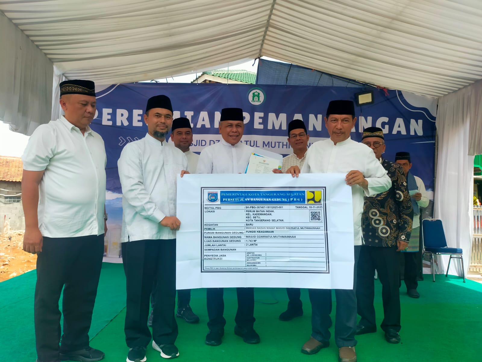 Pembangunan Masjid Dzarratul Muthmainnah yang berlokasi di Perumahan Batan Indah, Kelurahan Kademangan, Kecamatan Setu, Sabtu (22/11). (tangselpos.id/rmn)