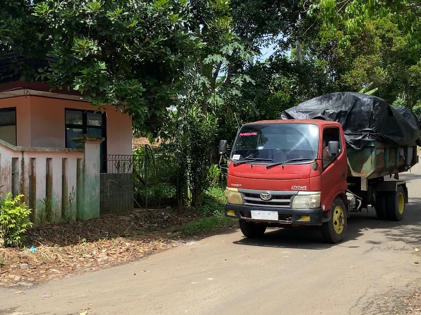 Aktivitas mobil pengangkut sampah di TPA Bangkonol, Kecamatan Koroncong, Kabupaten Pandeglang, Jumat (7/11/2025).(Istimewa)