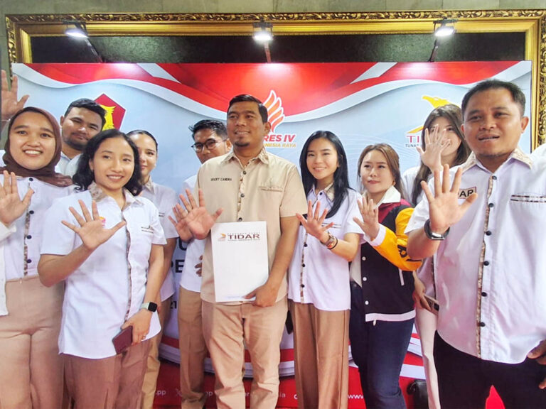Sekjen Tidar Rocky Candra (tengah depan) . Foto : Ist
