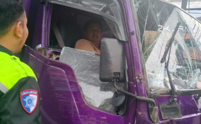 Sopir truk terjepit dalam insiden tabrakan dengan pikap di Ciputat. Foto : Ist