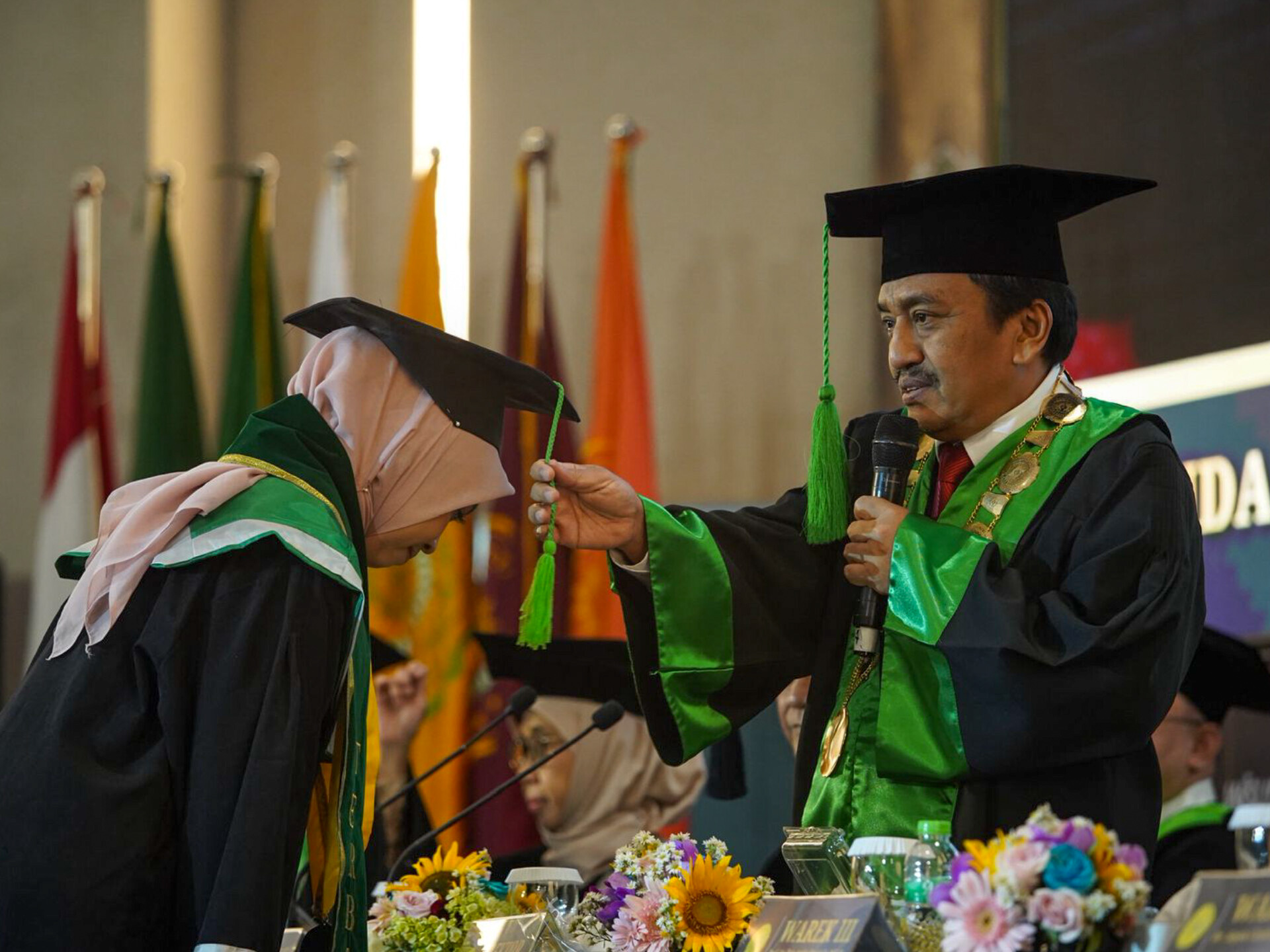 UMJ resmi meluluskan 1.558 wisudawan dalam prosesi yang digelar di Auditorium KH. Ahmad Azhar Bashir, Gedung Cendekia, Sabtu–Minggu (22–23/11/2025). (Ist)