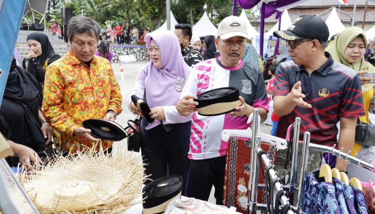 Suasana Festival kuliner dan Usaha Mikro Kecil Menengah (UMKM) bertajuk ‘Rasa dan Nada 2025’ yang berlangsung di Kecamatan Solear.