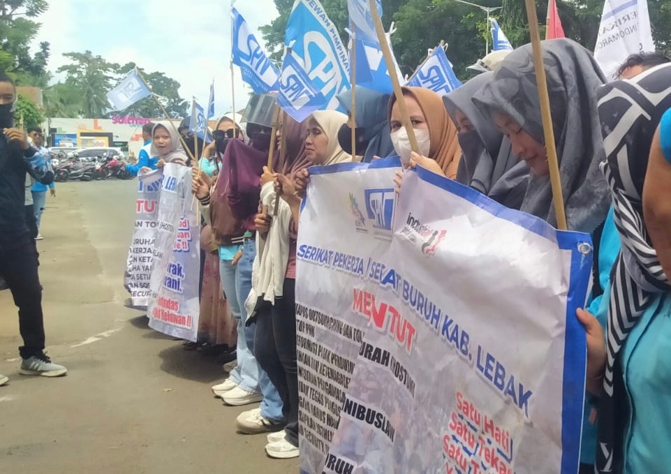 Sejumlah SPN sedang berunjuk rasa di depan Kantor Bupati Lebak, Senin (24/11). Mereka menuntut agar UMK tahun 2026 baik sebesar 10,5 persen. Foto : Ist