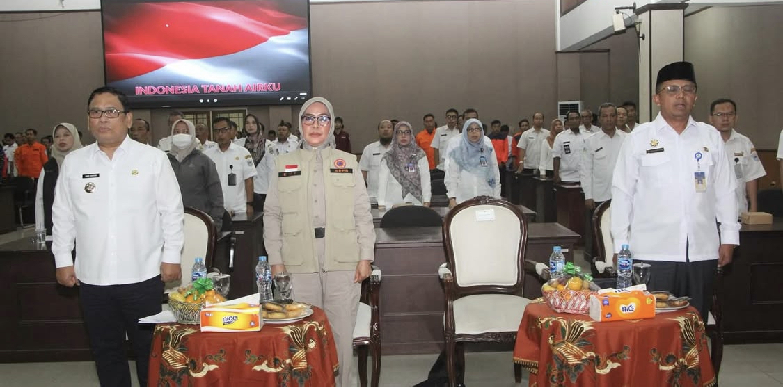 Wabup Lebak Amir Hamzah, pihak BNPB dan para pihak lainnya sedang menyanyikan lagu Indonesia Raya, saat pembukaan acara acara sosialisasi dana bersama dan penanaman vegetasi tahun 2025, di Aula Multatuli Setda Lebak, Rabu (19/11)