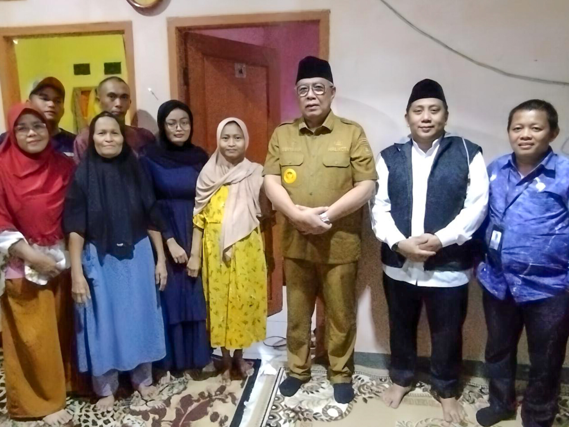 Wali Kota bersama jajaran pemerintah melakukan kunjungan takziah ke rumah duka di Serpong. (Ist)