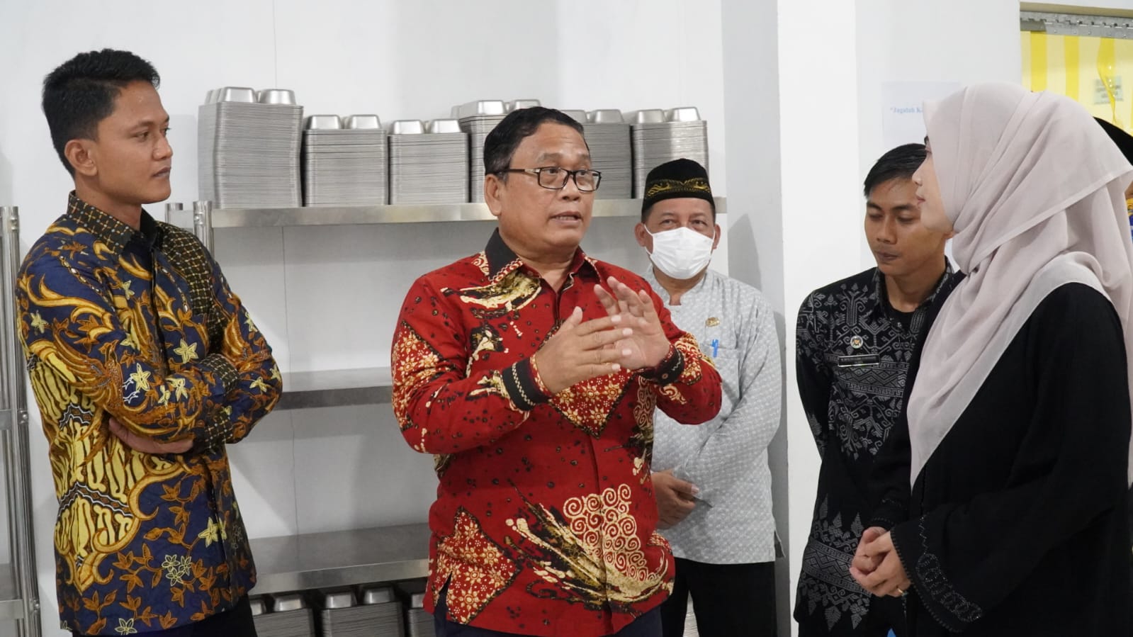 Wakil Bupati Lebak, Amir Hamzah didampingi Wakil Bupati Pandeglang, Iing Andri Supriadi, meninjau SPPG Yayasan Ainun Mardiah Jannah 07 Saruni Kecamatan Majasari, Jumat (28/11/2025).(Istimewa)
