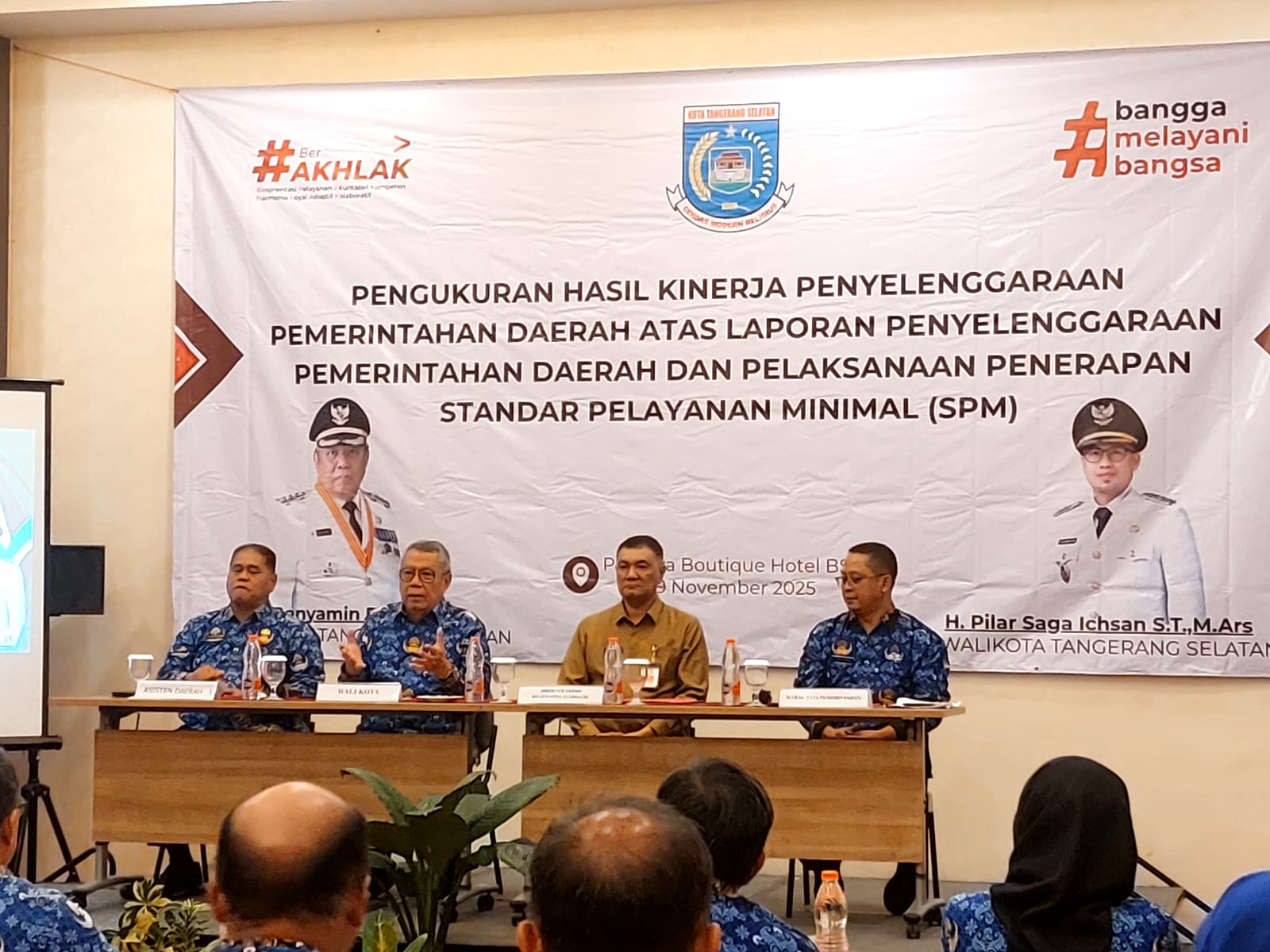 Wali Kota Tangsel, Benyamin Davnie dalam rapat pengukuran hasil kinerja di kawasan Serpong, Senin (17/11)