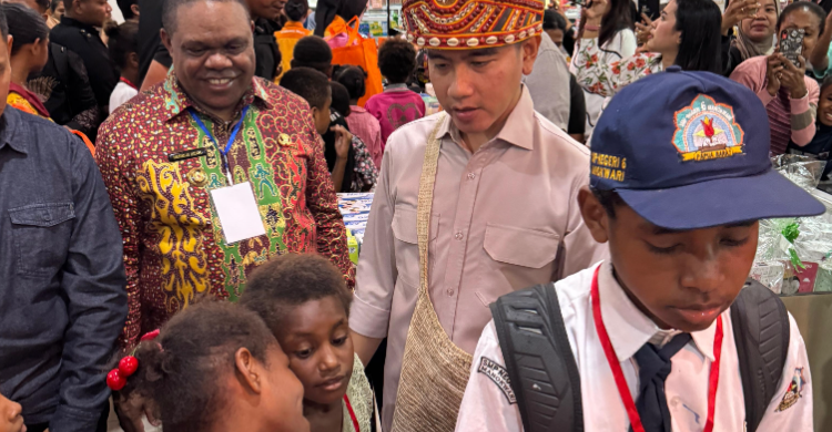 Wapres Gibran Rakabuming Raka mendampingi anak-anak yatim berbelanja perlengkapan sekolah di Toko Kalawai, Manokwari, Selasa (4/11/2025). Foto : Ist