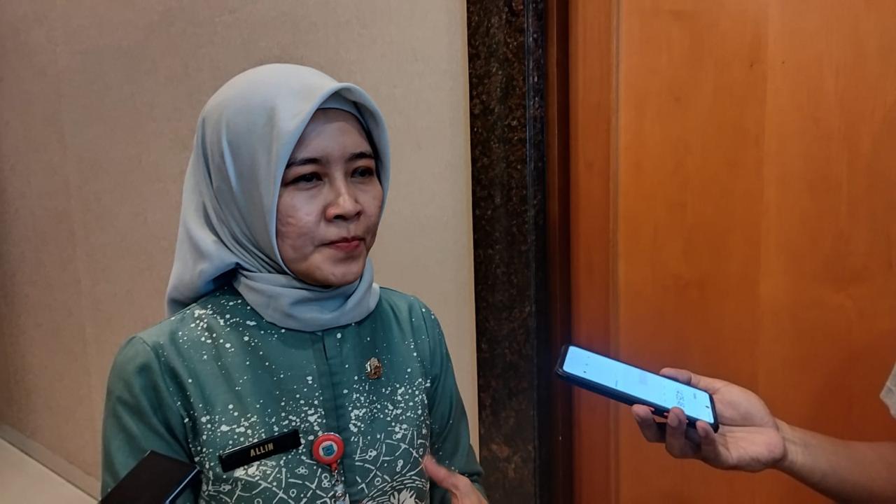 CAMPAK. Kepala Dinas Kesehatan Kota Tangsel, Allin Hendalin Mahdaniar saat diwawancarai awak media.