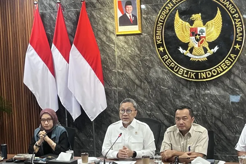 Ketua Tim Koordinasi Penyelenggaraan Program MBG Zulkifli Hasan (tengah) saat menggelar konferensi pers. Foto : Ist