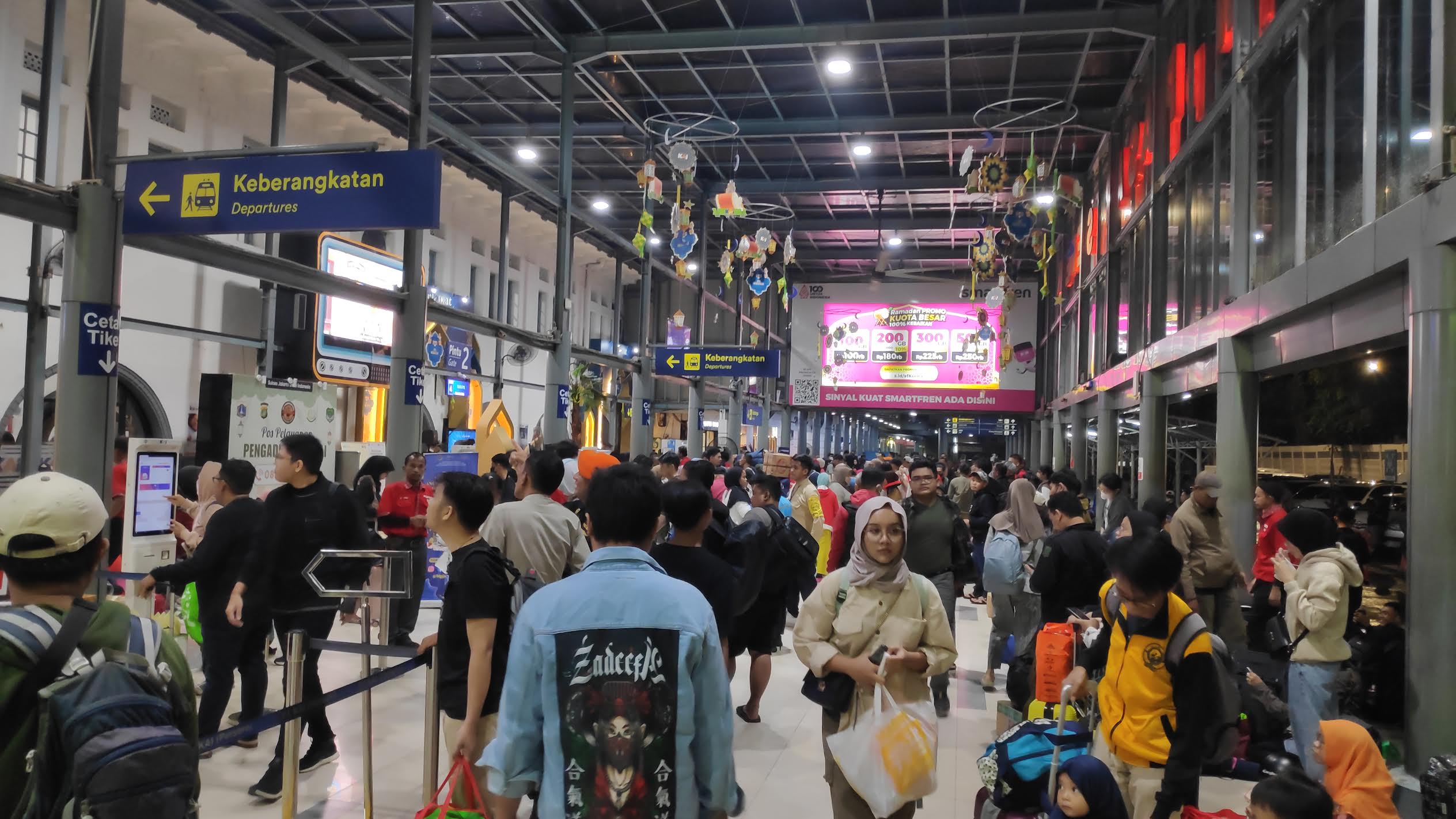 Penumpang di Stasiun Senen saat Lebaran 2024. Foto : Ist