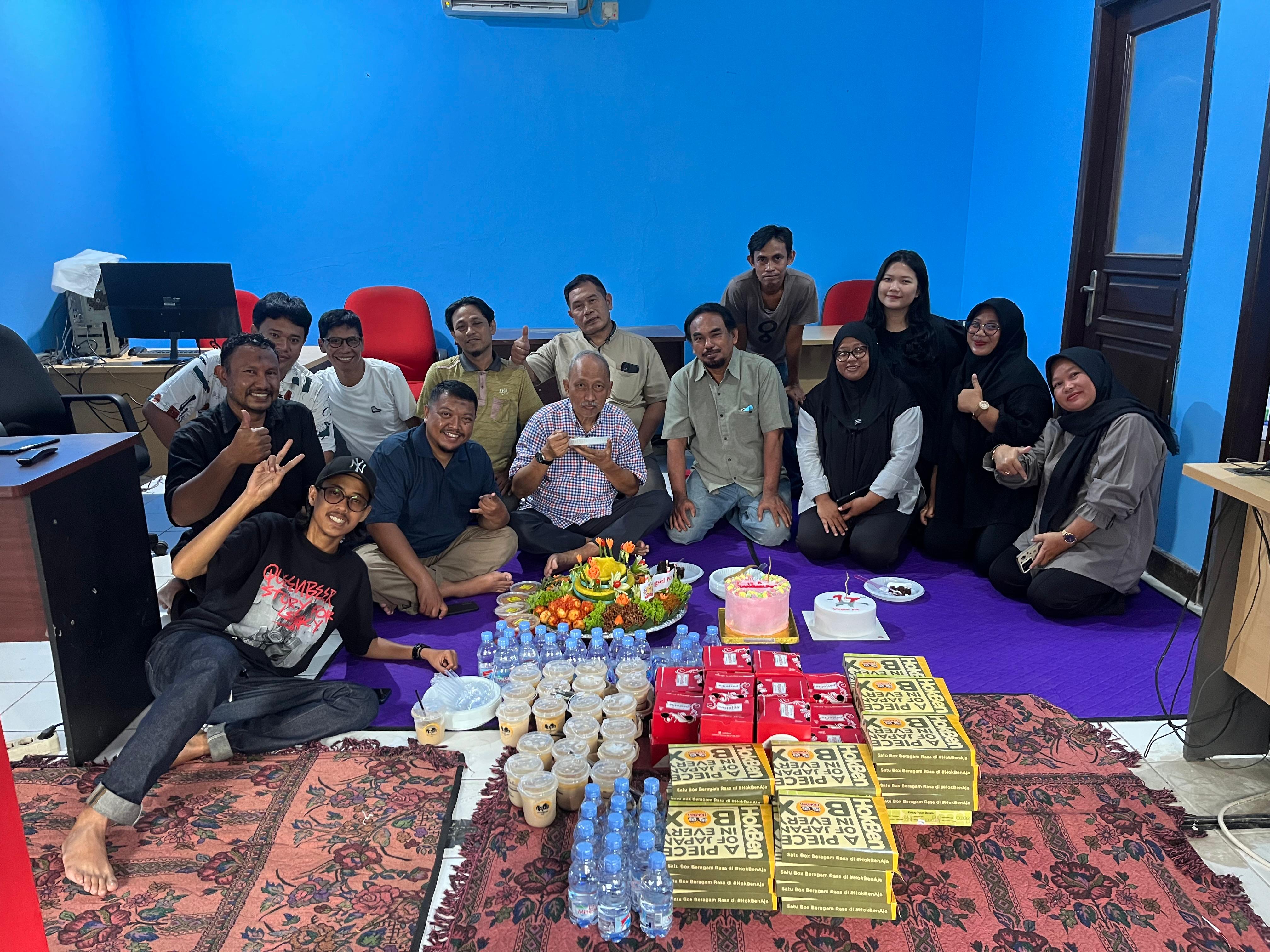 Segenap jajaran manajemen dan redaksi dalam perayaan HUT ke-17 Tangsel Pos, Senin (1/12)