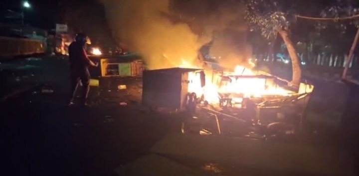 Warung disekitar kejadian dibakar oleh massa. Foto : Ist