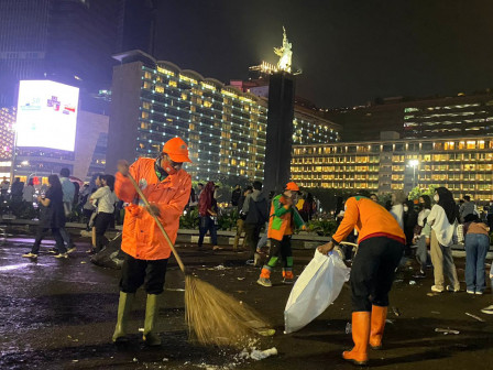 Pwtugas DLH membersihkan sampah di Malam Tahun Baru 2025. Foto : Ist