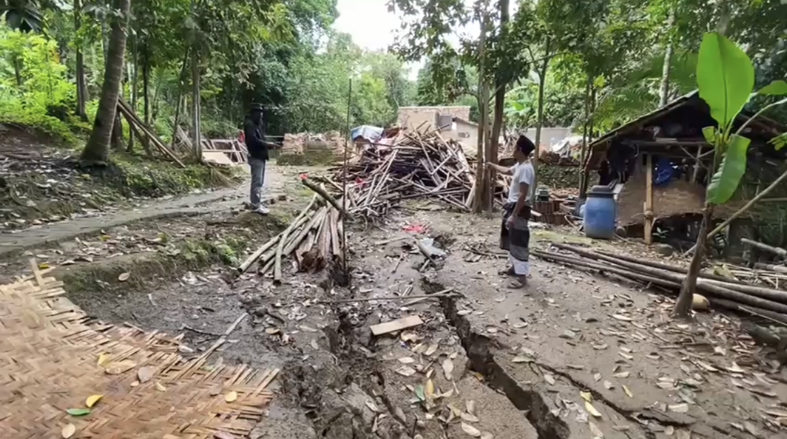 Kondisi retakan tanah terlihat besar, dan rumah warga di Desa Cigoong Utara, Kecamatan Cikulur, Kabupaten Lebak, mengalami ambruk ditelan bencana pergerakan tanah tersebut, Jumat (26/12) lalu.