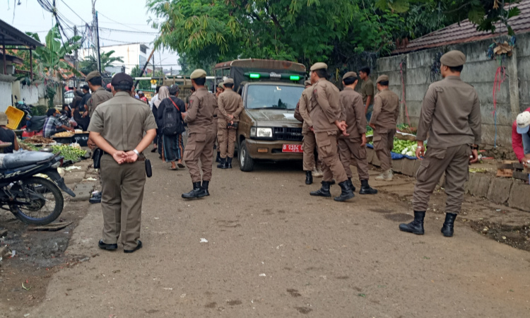 Petugas Satpol PP Kota Tangerang melakukan penertiban dan relokasi besar-besaran terhadap Pedagang Kaki Lima (PKL) di kawasan Pasar Anyar, Kamis (11/12).