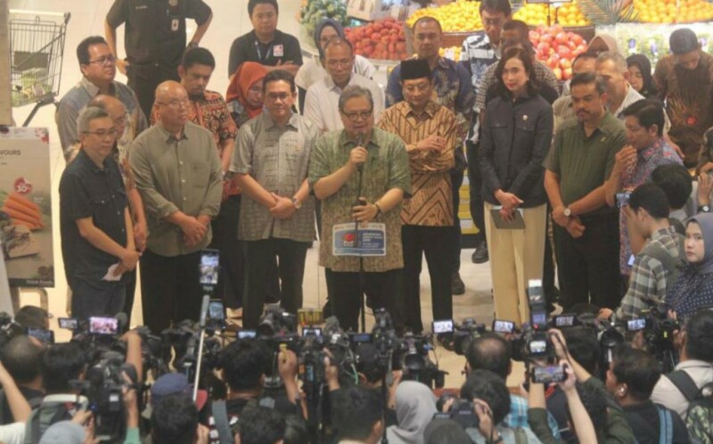 Menko Perekomomian Airlangga Hartarto saat konferensi pers di Pondok Indah Mall. Foto : Ist