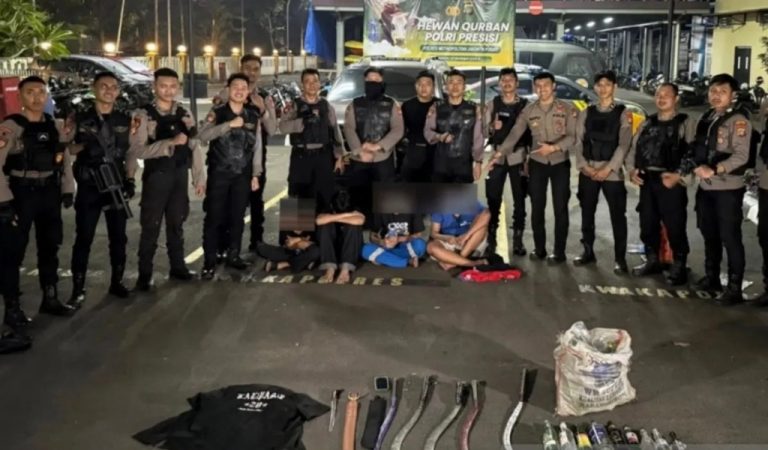 Ke 6 remaja yang berhasil diamankan Polisi saat hendak tawuran di Jalan Cilosari, Menteng. Foto : Ist
