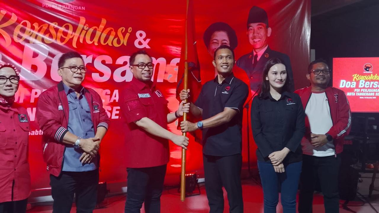 Adi Surya Purba (no 3 dari kanan) Ketua DPC PDIP Tangsel  untuk periode 2025–2030. Foto : Ist