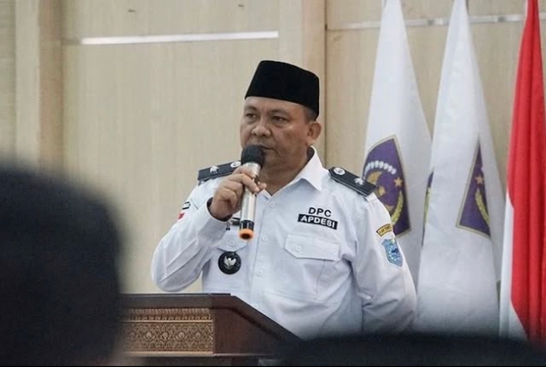 Ketua APDESI Pandeglang, Cecep Muhidin  sedang memberikan sambutan saat dirinya usai dilantik di Pendopo Negara Bupati Pandeglang, beberapa waktu lalu. Foto : Ist