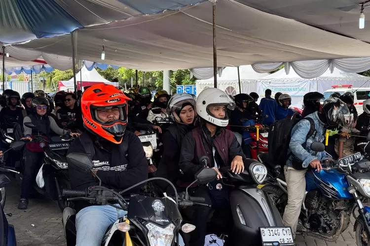 Antrean sepeda motor di Pelabuhan Ciwandan pada Minggu (21/12). Foto : Ist