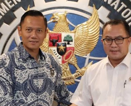 Mendiktisaintek Brian Yuliarto (kanan) bersama Menko AHY (kiri). Foto : Ist