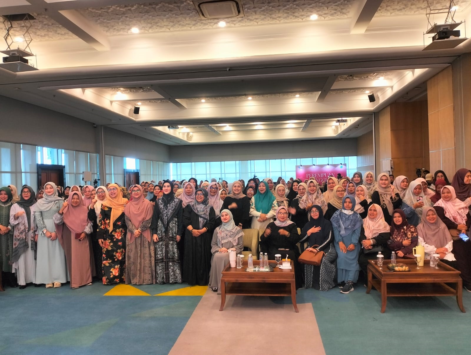 TANGGUH. Pagelaran Harmony Fest yang menghadirkan perempuan-perempuan tangguh di Puspemkot Tangsel, Minggu (7/12).