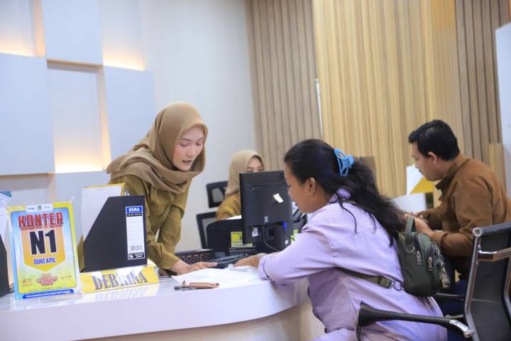 Petugas Bapenda Kota Tangerang sedang melayani masyarakat di Mal Pelayanan Publik (MPP) Kota Tangerang.