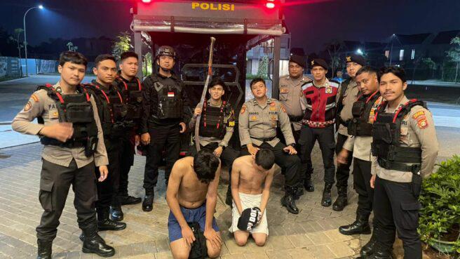 TAWURAN. Polisi mengamankan dua remaja yang membawa senjata tajam, diduga akan melakukan tawuran.