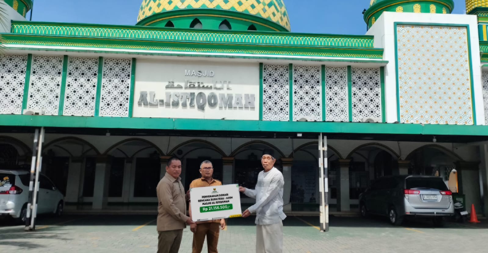 DKM Masjid Al-Istiqomah saat menyalurkan penggalangan dana bantuan untuk korban bencana Sumatera kepada Baznas Kota Tangsel