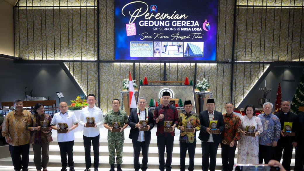 Wali Kota Tangsel, Benyamin Davnie saat meresmikan GKI Serpong tepat di hari natal, Kamis (25/12)