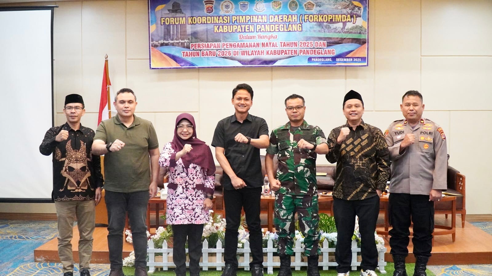 Jajaran Forkopimda Pandeglang sedang foto bersama sambil mengepalkan tangan atau salam komando sebagai simbol siap mengamankan Nataru 2025/2026, hal itu dilakukan pasca rapat koordinasi di Aula Hotel Mutiara Carita, Jumat (12/12) lalu. Foto : Ist