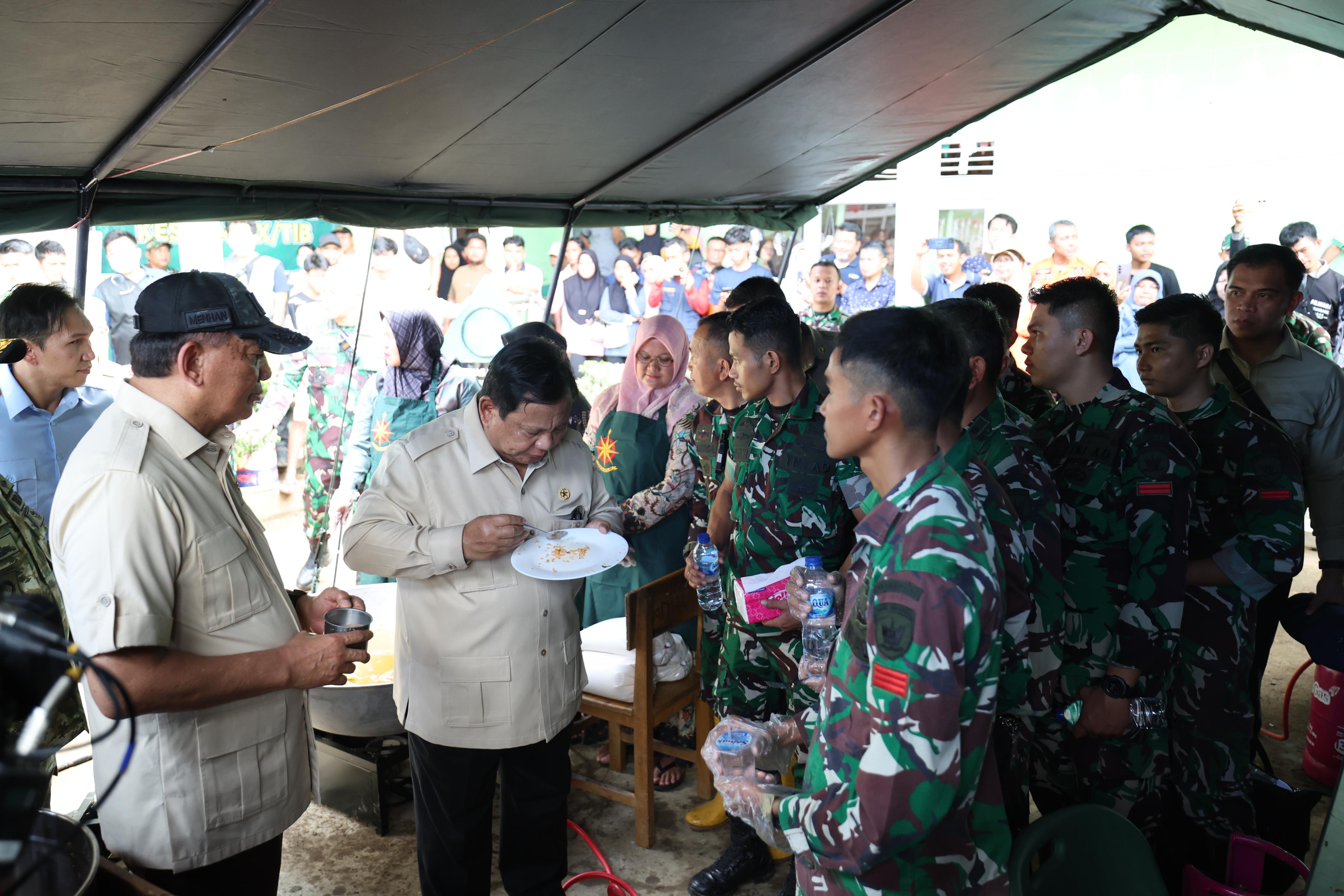 Presiden Prabowo saat mencicipi nasi goreng di tenda pengungsian dicAgam, Sumbar. Foto : Tim Media Presiden