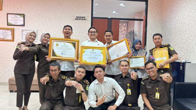 PENGHARGAAN. Kejari Tangsel kembali menorehkan prestasi membanggakan.