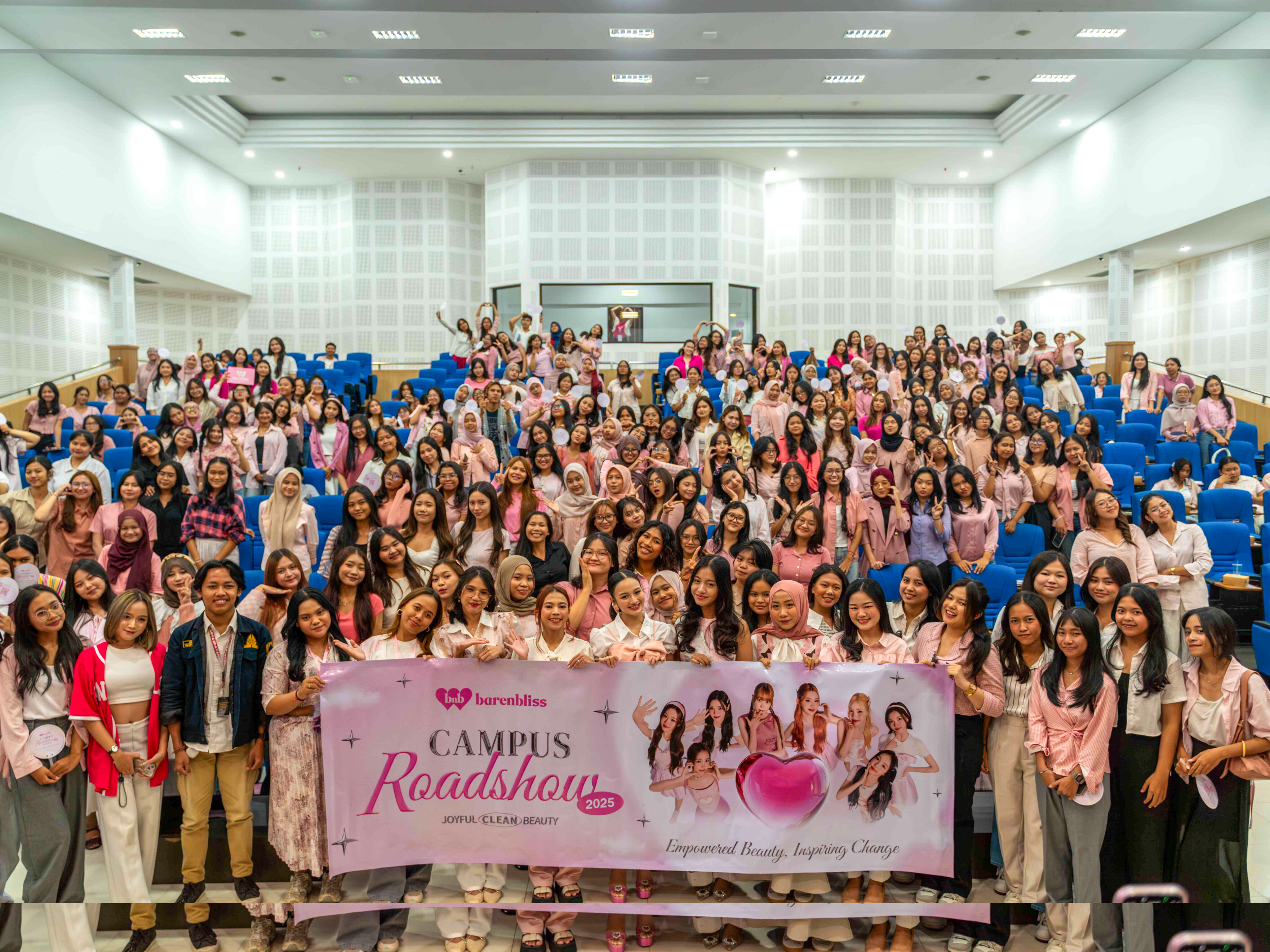 Momen foto bersama barenbliss dan mahasiswa dalam Campus Roadshow 2025. (Ist)