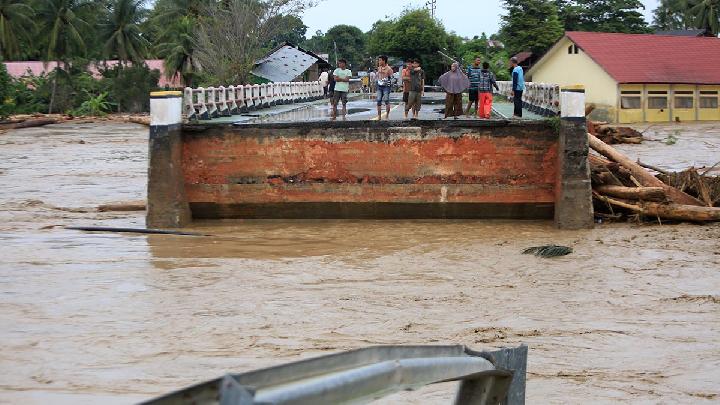 Jembaran terputus di Pidhie, Aceh yang terdampak banjir bandang. Foto : Ist