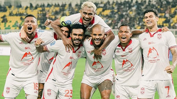 Selebrasi skuad Malut United usai kalahkan Borneo 1-0. Foto : Ist